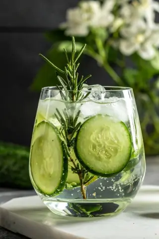 rosmarin-gurke-wasser